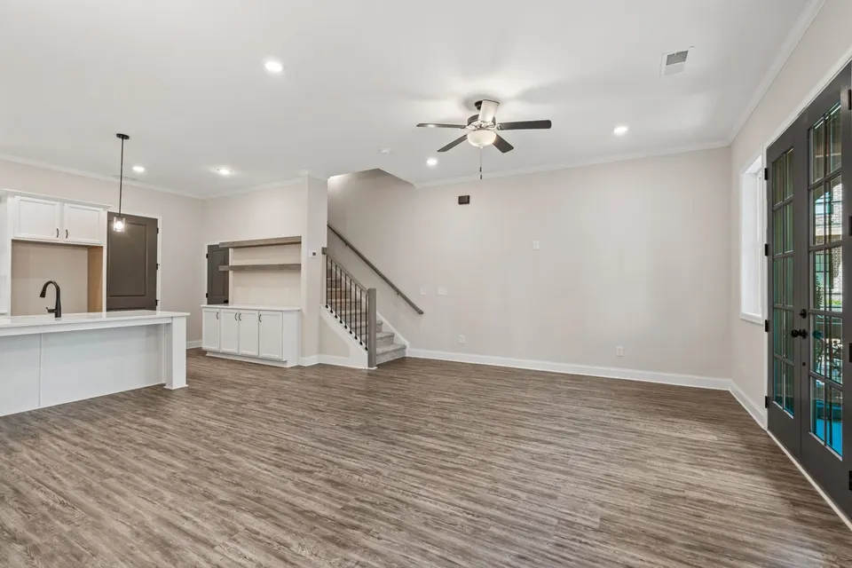 947 Willingham Dr photo 3